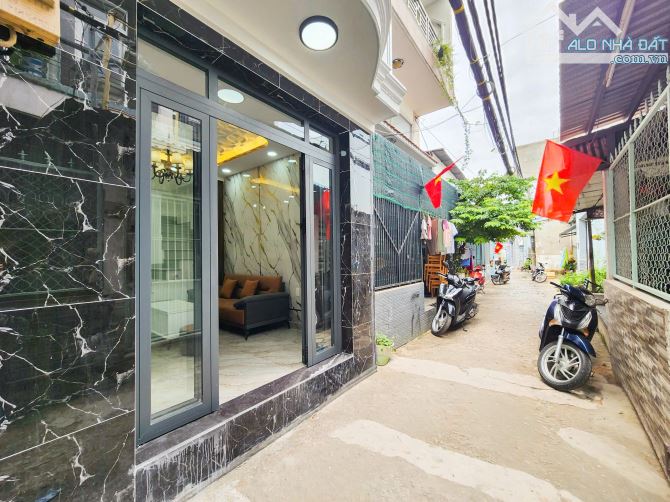 - NHÀ PHỐ 1 LẦU MỚI HOÀN THIỆN MẶT TIỀN HẺM 3M TRẦN VĂN KHÁNH Q7 - 1