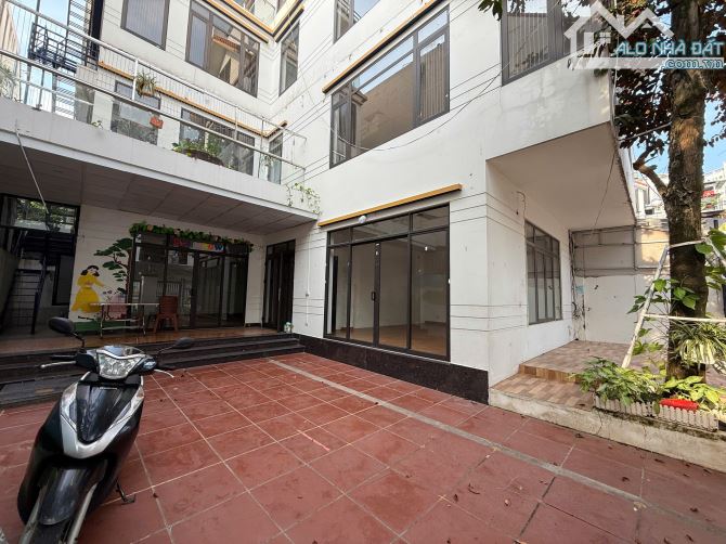 Cho thuê biệt thự mới hiện đại KĐT TP Giao Lưu. DT 200m x 4,5t, mt 12m. Giá 50tr - 1