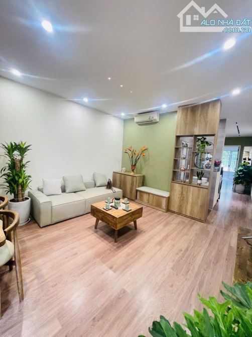 Bán tập thể tầng 2 Nguyễn Chí Thanh: sử dụng 80m2, sổ 45m2 giá 6,5 tỷ (có thương lượng) - 1