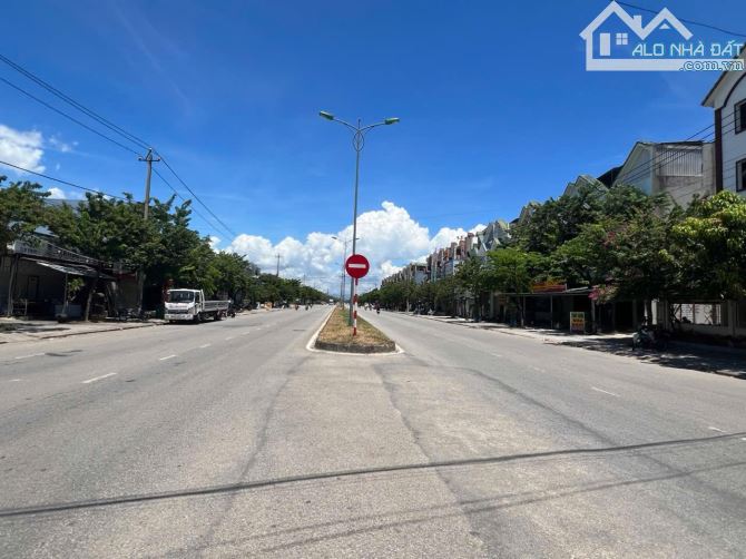Mặt tiền đường TỈNH LỘ 10 rộng 36M, kèm nhà 4 tầng tiện vừa ở vừa kinh doanh - Chỉ 5,xx tỷ - 1