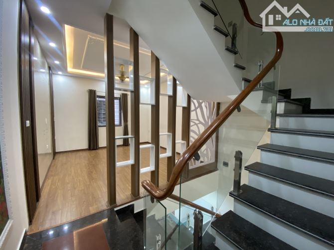 Nhà 4 tầng mặt đường Lực Hành kinh doanh buôn bán tốt - 1