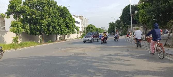 Hiếm!!! Bán nhanh lô đất Gia Thượng, DT 120M, MT rộng, ô tô vào đất thoải mái - 1
