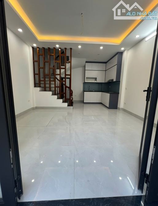 Bán nhà Bát Khối, Long Biên 30m2, 5 tầng, cách ô tô 15m, 5.85 tỷ - 1