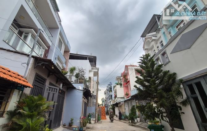 Bán đất Thạnh Lộc - Quận 12 - Hẻm xe hơi rộng rãi - SHR chính chủ- 6.7mx20m full thổ cư - 1