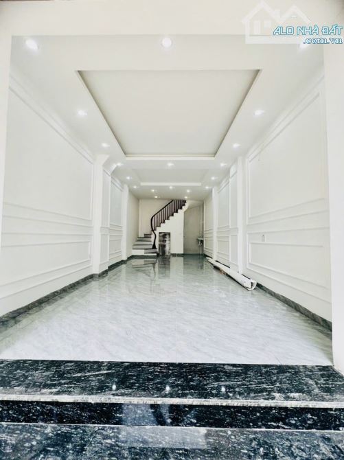 Kim Giang Oto Tránh- 45m- 5 tầng thang máy- lô góc 2 thoáng - ngõ thông kd đỉnh Giá 12xty - 2