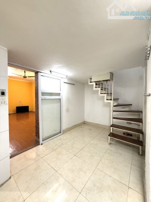 Bán nhà tập thể Đường Láng hàng xóm Cầu Giấy nhà đẹp lô góc thoáng sáng 130m 4 phòng ngủ g - 2