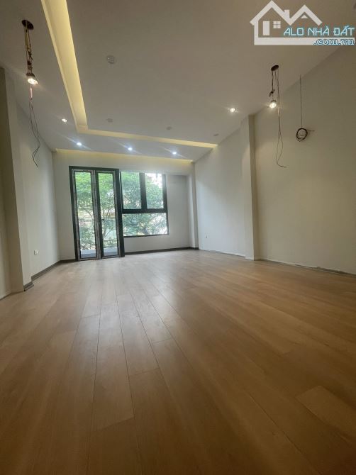 Mặt phố Hoàng Cầu 70m 5 tầng mt 4m 27.9 tỷ thang máy ô tô tránh kinh doanh - 2