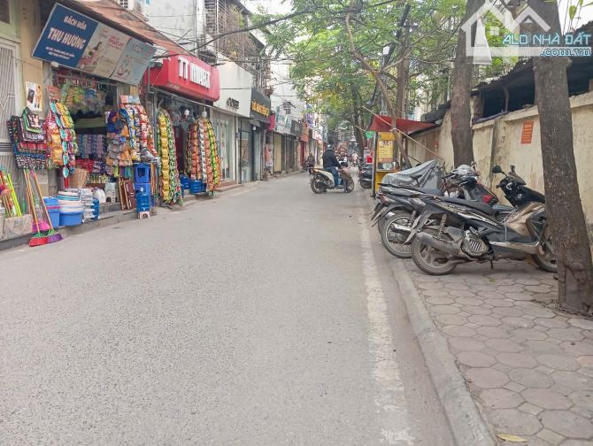 BÁN ĐẤT TẶNG NHÀ C4  - GẦN  HỌC VIỆN TÀI CHÍNH: DT57M2 , MT4- GÍA 8.3 TỶ - Ô TÔ ĐỖ CỬA - 2