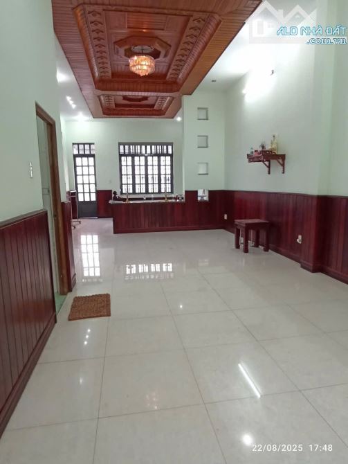 Cho thuê nhà gần vincom Biên Hòa sân đậu ô tô giá thuê 11tr - 2
