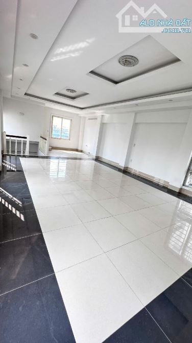 VỊ TRÍ ĐẸP - NGÕ RỘNG THOÁNG- DIỆN TÍCH RỘNG - Ô TÔ ĐỖ CỔNG- NHÀ ĐẸP Ở NGAY- KHÁCH MUA CHỈ - 2