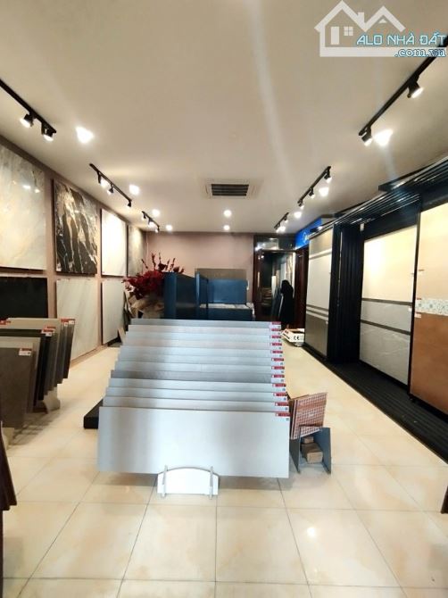 Siêu rẻ! Mặt phố Hoàng Quốc Việt, vỉa hè, kinh doanh, ô tô tránh đỗ, mặt tiền vip, 84m*4T - 2