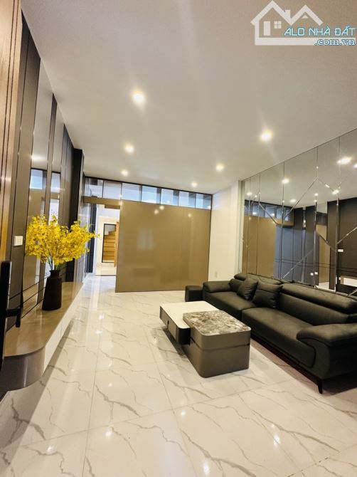 NHÀ MẶT PHỐ -CHÙA QUỲNH -QUẬN HAI BÀ TRƯNG -VỈA HÈ RỘNG-KINH DOANH SẦM UẤT -THANG MÁY -110 - 2