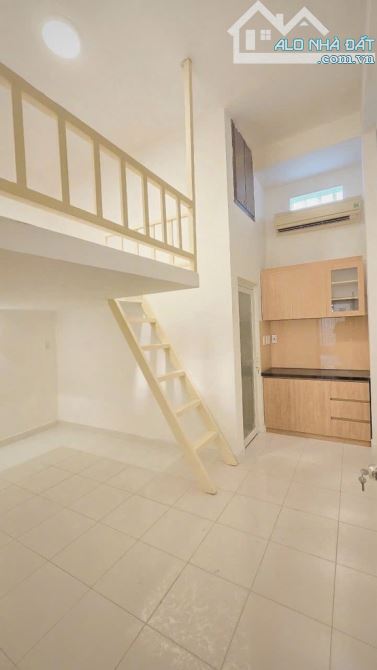 Nhà 3 tầng . 60m2 . Hẻm xe hơi quay đầu . CHDV . 5PN. 5WC .SÁT Q1 . - 2