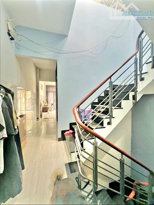 Bán nhà mặt tiền Nguyễn Bá Tòng, DT: 4 x 17.5m 70m2, 4 tầng - giá 10.3 tỷ TL - 2