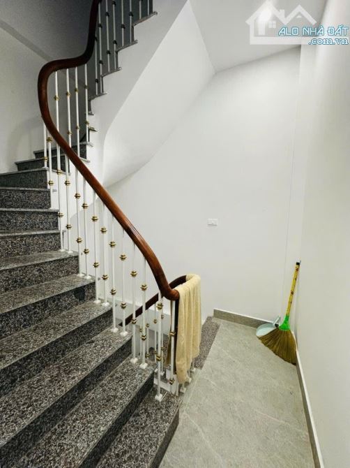 Hiếm Nhà Bán Bán Nhà Hoàng Hoa Thám DT 35m2 5 Tầng Dân Xây Mới Ngõ Thông 20m Ra Phố Giá Rẻ - 2
