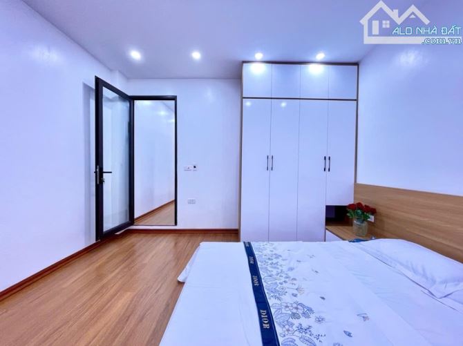 TẬP THỂ TẦNG 2 TRẦN QUỐC HOÀN, CẦU GIẤY 100m2 3 ngủ 2vs sổ đỏ riêng chỉ 4 tỷ hơn - 2