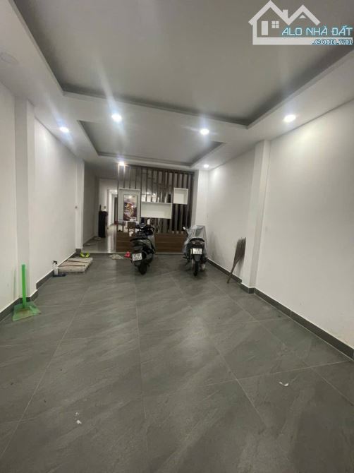 SIÊU PHẨM KHÔNG NGOA - 2 mặt thoáng, xe hơi ngủ nhà, vuông, 60m2 không LG, 3 tầng - - 2