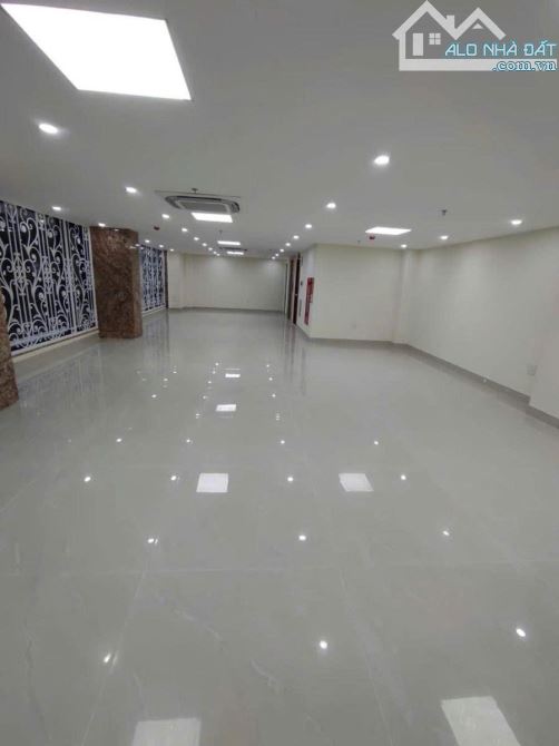 TOÀ NHÀ VĂN PHÒNG MẶT PHỐ PHẠM VĂN ĐỒNG 210m 8 TẦNG  MT KHỦNG 21m LÔ GÓC VỈA HÈ RỘNG 70 TỶ - 2