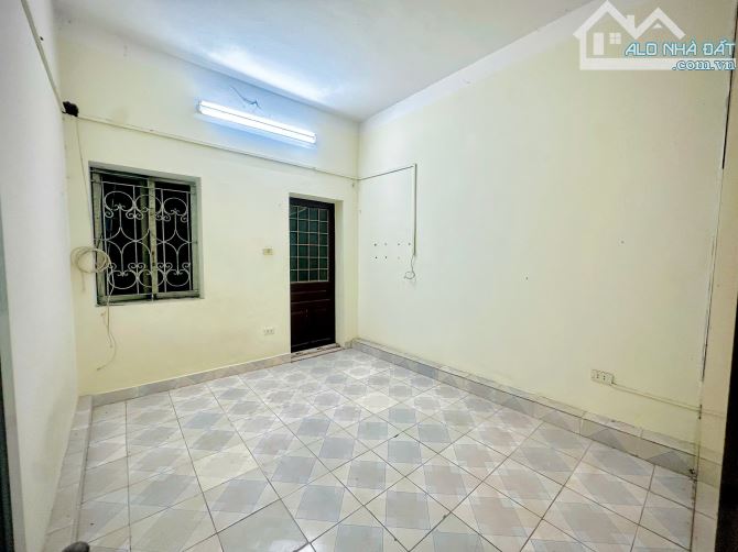 cho thuê nhà ngõ 326 đường Nguyễn Trãi, 30m2 x 5 tầng + tum -4 ngủ . mỗi tầng 1 pn 1vs - 3