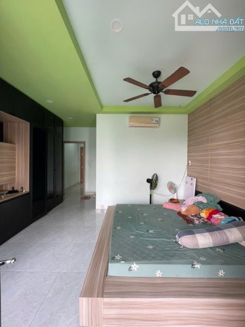🏡 CỰC HOT – NHÀ 3 TẦNG ĐẸP - LONG TRƯỜNG – 80M² – NGANG 5M NỞ HẬU – ĐƯỜNG 9M CÓ VỈA HÈ 	• - 3
