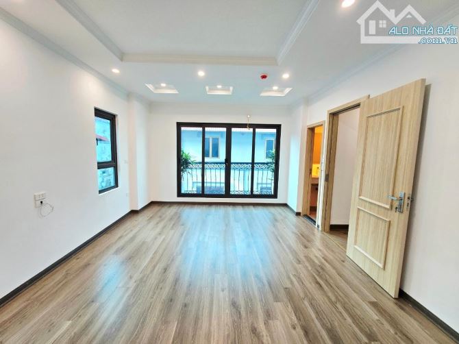 Bán nhà phố Vũ tông Phan mặt tiền siêu rộng mẫu ô tô tránh - 3