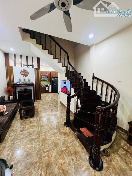 BÁN NHÀ HÀO NAM - ĐỐNG ĐA - 5 TẦNG XÂY CHẮC CHẮN - GẦN Ô TÔ - CÓ BAN CÔNG - 2 THOÁNG - NHÀ - 3