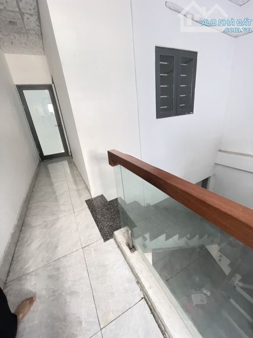 Mặt tiền An Dương Vương - Đường rộng 30m Lề 5m.  Mô tả :  - Nhà 2 tầng 2 phòng ngủ 2 wc mặ - 3