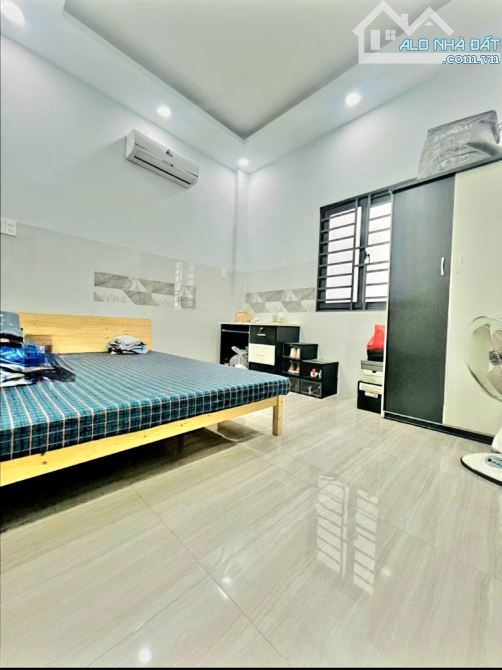 Bán nhà mặt tiền Nguyễn Bá Tòng, DT: 4 x 17.5m 70m2, 4 tầng - giá 10.3 tỷ TL - 3