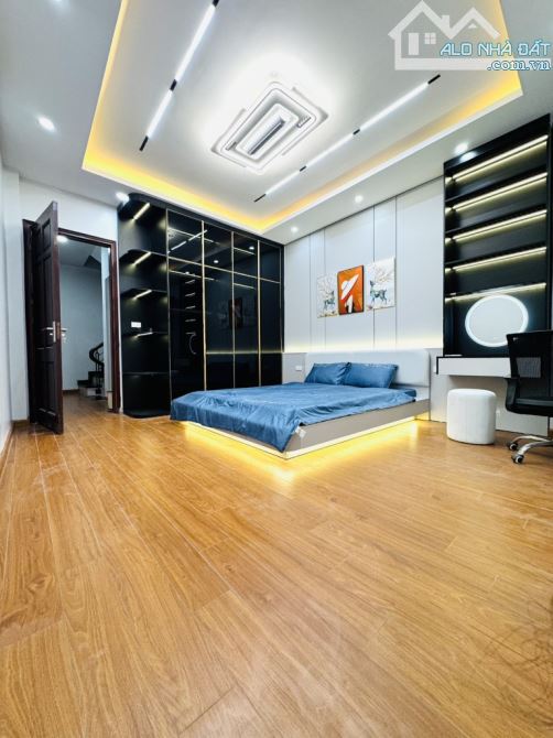 Bán nhà Nguyễn Đình Hoàn - Hoàng Quốc Việt - Ngõ nông rộng - Bagac đỗ cửa - 3