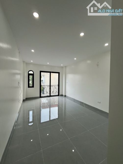 Bán nhà Đông Thiên. 5 tầng - Ô tô đỗ cửa - quay đầu. Vị trí kinh doanh - thang máy nhập. - 3