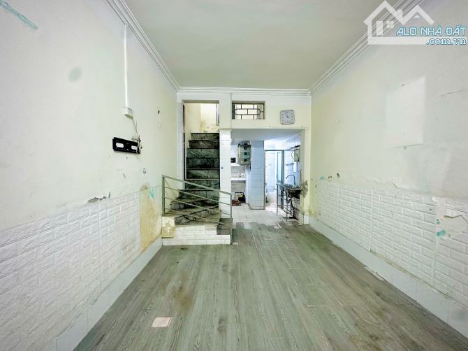 cho thuê nhà ngõ 326 đường Nguyễn Trãi, 30m2 x 5 tầng + tum -4 ngủ . mỗi tầng 1 pn 1vs - 4