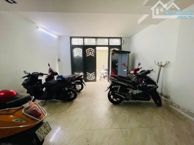 Nhà 5 tầng 10 căn hộ dịch vụ, Doanh thu 50tr/thang cạnh Ngã 5 chuồng chó. Nhỉnh 7 tỷ - 4