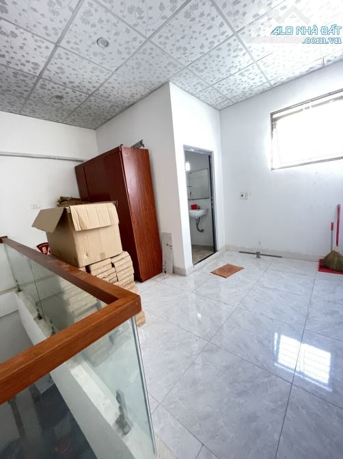 Mặt tiền An Dương Vương - Đường rộng 30m Lề 5m.  Mô tả :  - Nhà 2 tầng 2 phòng ngủ 2 wc mặ - 4