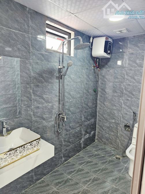 Nhà Mới Bát Khối 5 Tầng Ô Tô Thông Cách 1 Nhà – 4.x tỷ - 4