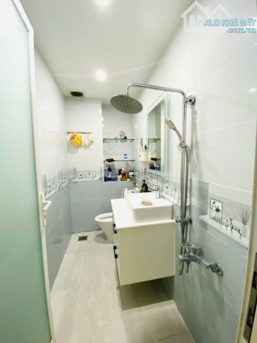 Nhà hẻm xe hơi Hoàng Quốc Việt - Phạm Hữu Lầu, ngang gần 5M, 3PN nội thất cao cấp. - 4