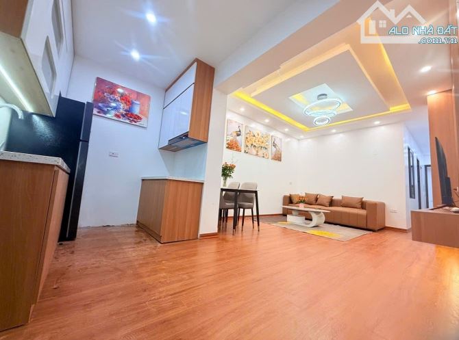 Bán  căn tập thể 3 ngủ trần quốc hoàn, nhà sửa đẹp ở ngay, trung tâm tiện ích,2 thoáng - 4