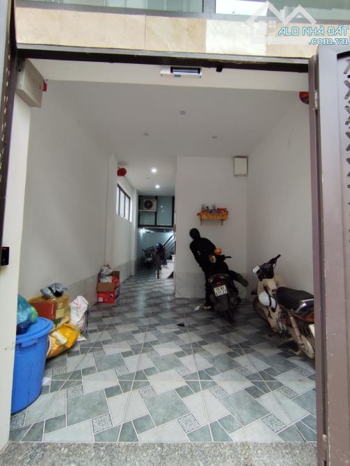 Bán nhà Lĩnh Nam. Lô góc - 9 phòng khép kín. Ngõ thông - kinh doanh - 10M Ô tô đỗ. - 4