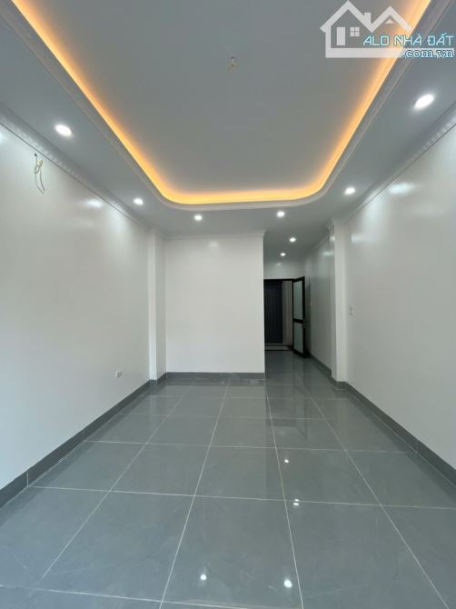 Bán nhà Đông Thiên. 5 tầng - Ô tô đỗ cửa - quay đầu. Vị trí kinh doanh - thang máy nhập. - 4
