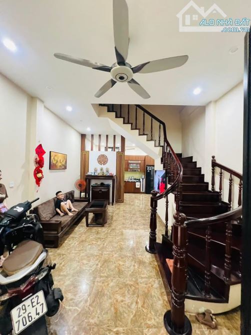 BÁN NHÀ HÀO NAM - ĐỐNG ĐA - 5 TẦNG XÂY CHẮC CHẮN - GẦN Ô TÔ - CÓ BAN CÔNG - 2 THOÁNG - NHÀ - 5