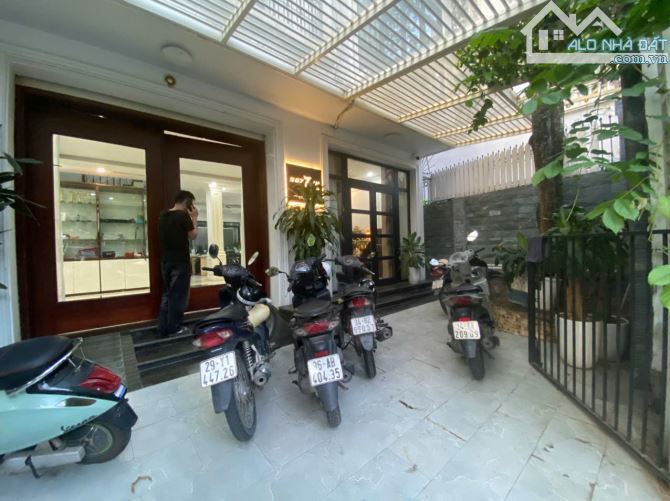 Cho thuê biệt thự mới hiện đại KĐT TP Giao Lưu. DT 200m x 4,5t, mt 12m. Giá 50tr - 5