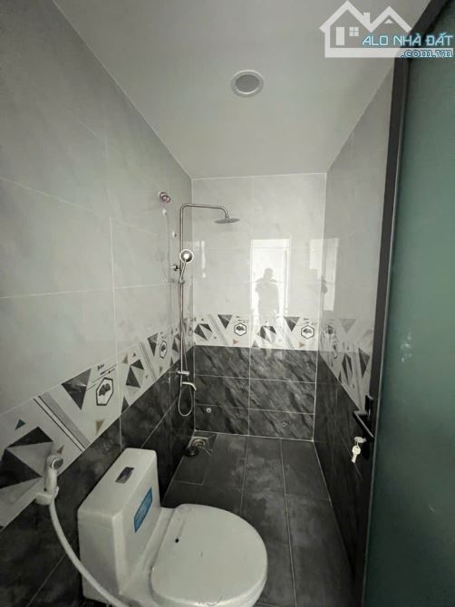 50m2 - 1t1l -2pn - vài bước ra mặt tiền nhựa lớn - shr - chỉ 5 tỷ 650 - đình phong phú - 5