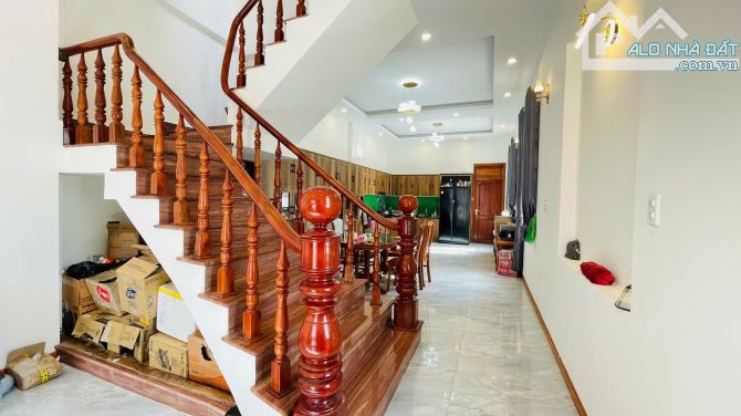 Cần bán nhà mới 99% đường Lữ Gia Đà Lạt 117m2, ngang 6, dài 19.5 mét 1 trệt, 2 lầu, 5 PN - 5