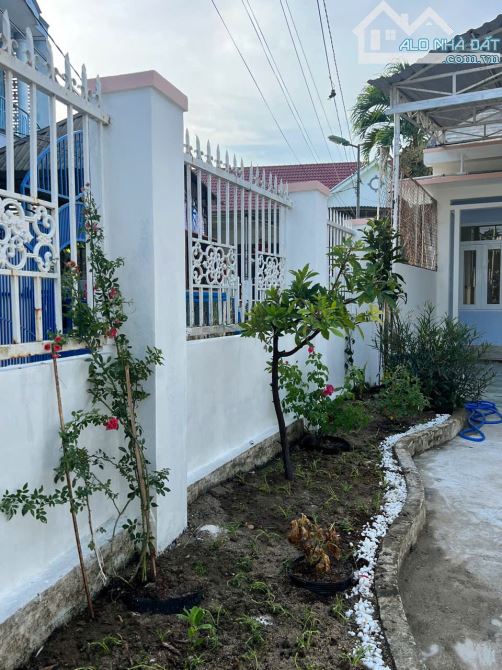 Căn nhà cấp 4 xinh xắn,sân rộng đậu xe oto cách biển chỉ 5km - 5