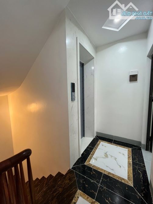 Bán nhà Đông Thiên. 5 tầng - Ô tô đỗ cửa - quay đầu. Vị trí kinh doanh - thang máy nhập. - 5