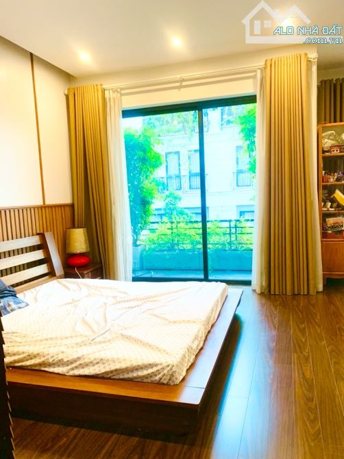 BIỆT THỰ NGỌC THUỴ  7 TẦNG  GARA Ô TÔ THANG MÁY  MẶT TIỀN KHỦNG  	DT 168m, 7 tầng, g - 8
