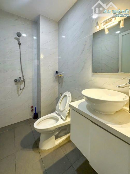 Bán nhà hẻm xe hơi 6m Hoàng Hoa Thám, P7, DT 4.3x17m, 4 lầu + chỗ lắp thang máy, giá 12.7 - 8