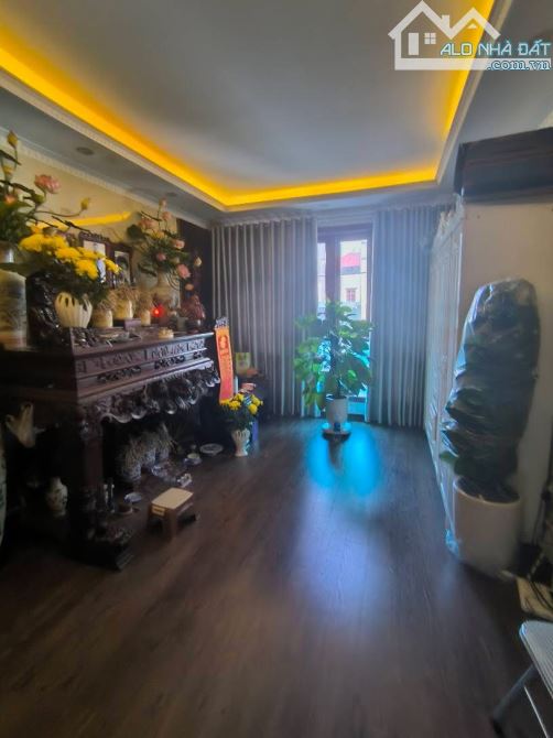 Chỉ 10,5 tỷ có ngay căn nhà 7 tầng thang máy Ngọc Thuỵ - Ngõ ô tô 7 chỗ thông - 8