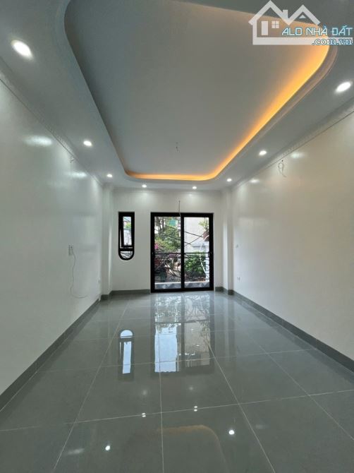 Bán nhà Đông Thiên. 5 tầng - Ô tô đỗ cửa - quay đầu. Vị trí kinh doanh - thang máy nhập. - 8
