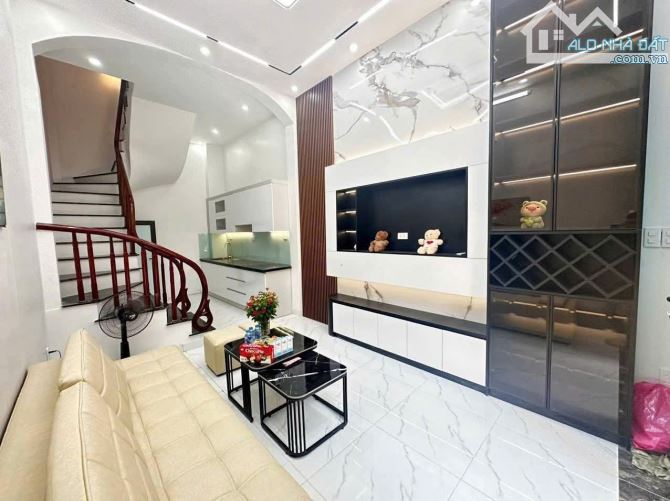 Bán nhà Hoàng Hoa thám, nhỉnh 6 tỷ, DT 28m, 4 tầng, ngõ 3 gác
