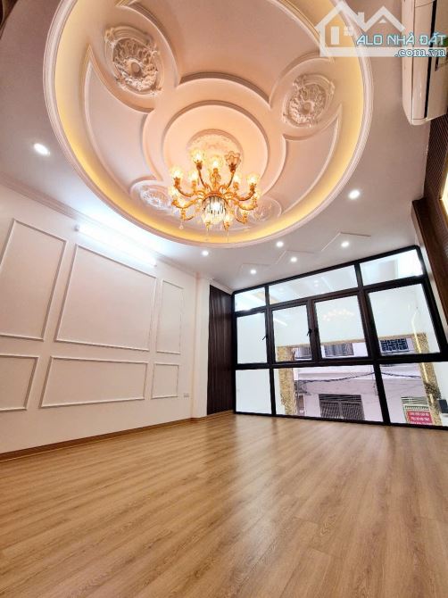 BÁN NHÀ PHÂN LÔ KIM ĐỒNG – 50M² – 7 TẦNG THANG MÁY – Ô TÔ VÀO NHÀ – NỘI THẤT SANG TRỌNG 🏡